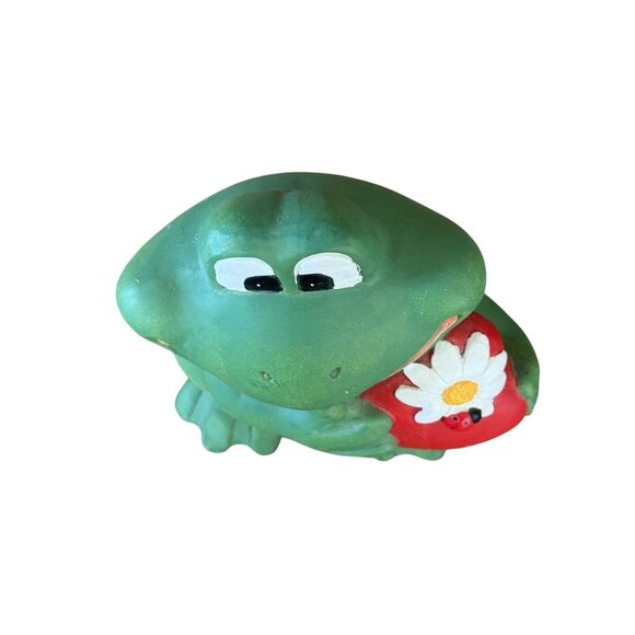 Green Frog Figurine Holding Red Heart With Daisy & Ladybug on Red Heart - Picture 4 of 7